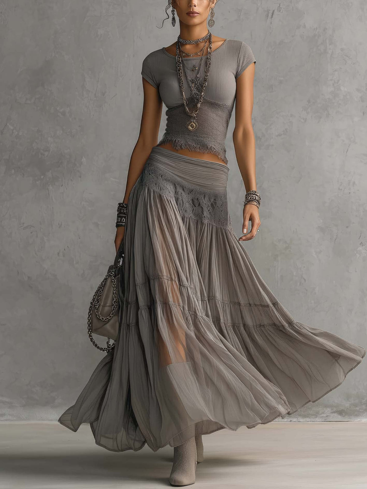 Conjunto Top de Encaje Gris y Falda Plisada