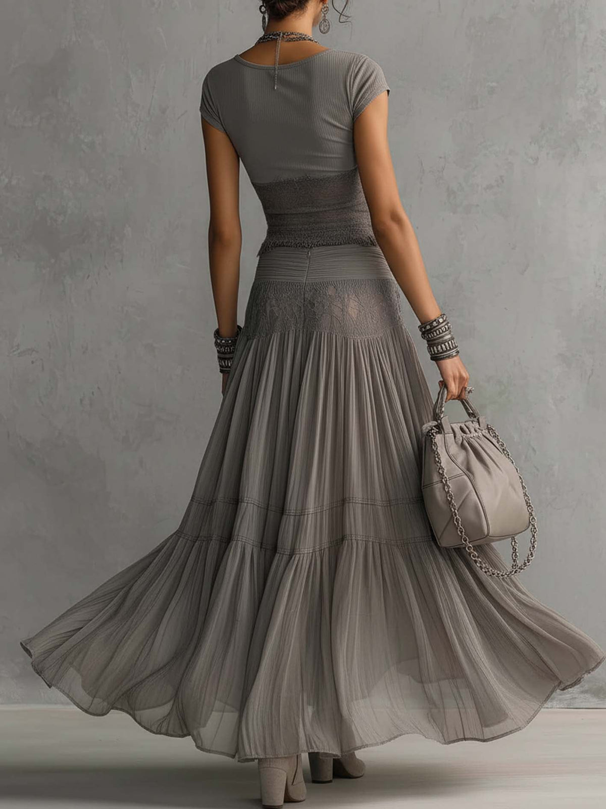 Conjunto Top de Encaje Gris y Falda Plisada
