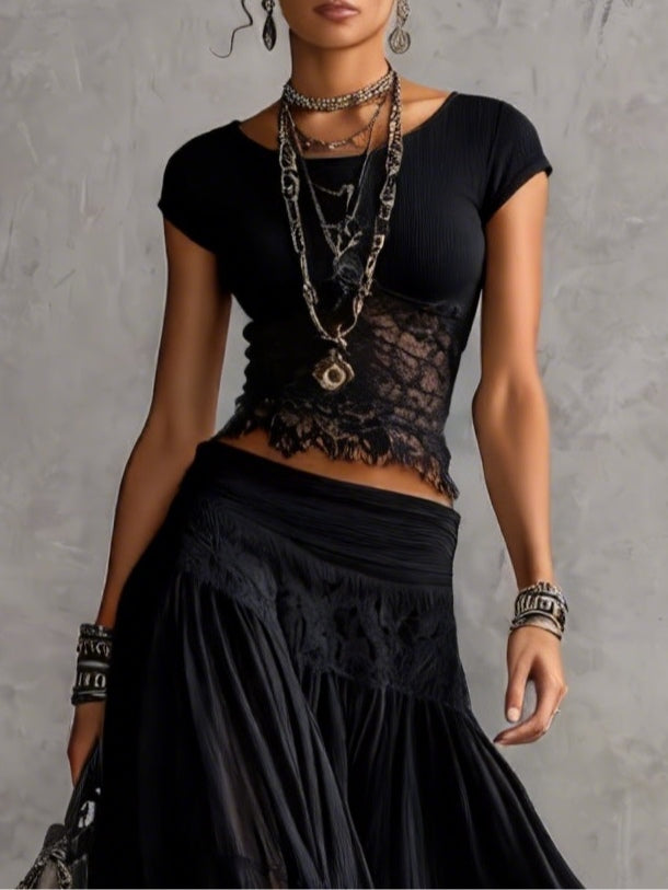 Conjunto Top de Encaje Negro y Falda Plisada